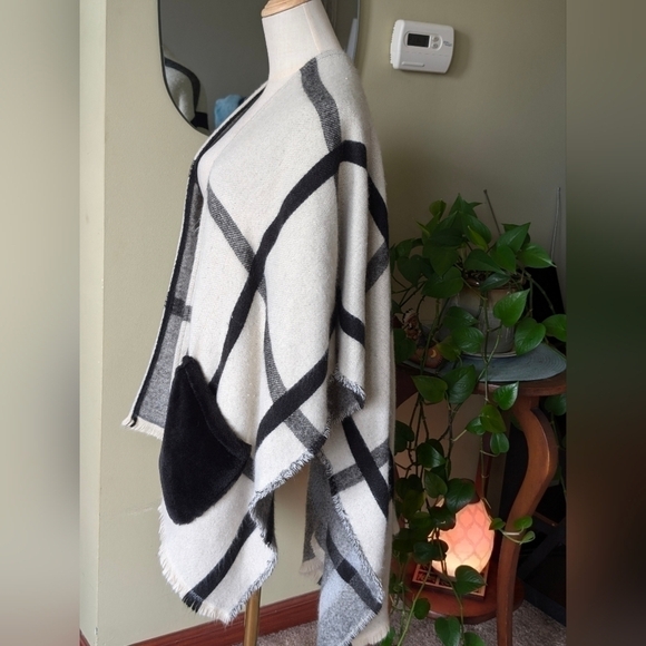 Marcus Adler Black & Cream Plaid Poncho Wrap Faux Fur OS - Picture 6 of 11